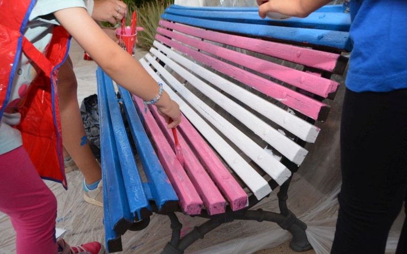 Sembrando bancos pintados, contra la transfobia