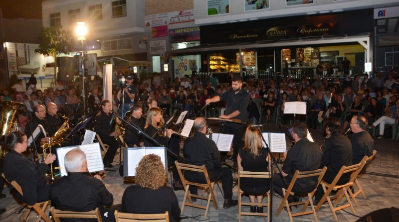 La m�sica de Santa Cecilia dinamiza la arteria comercial de Maspalomas