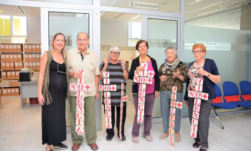 Los mayores participan en  la campa�a �No+violencia� contra las mujeres