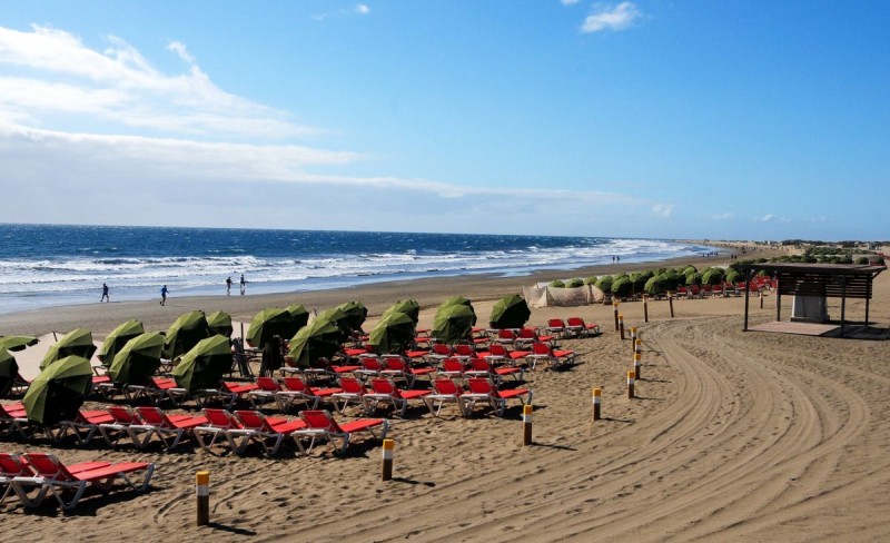Maspalomas destina 150.000 � a la renovaci�n de hamacas y sombrillas