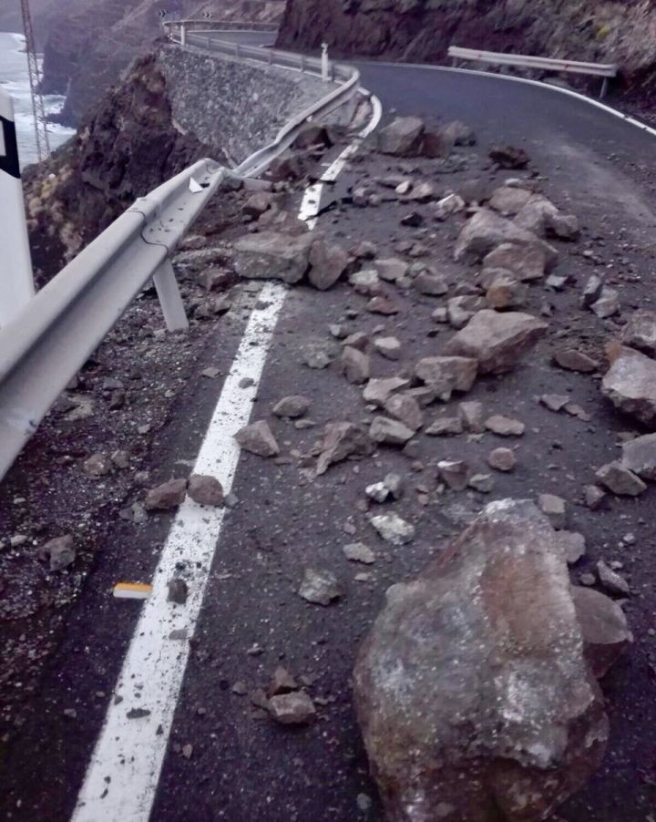 El Cabildo limpia varios desprendimientos en carreteras ocurridos por las lluvias 