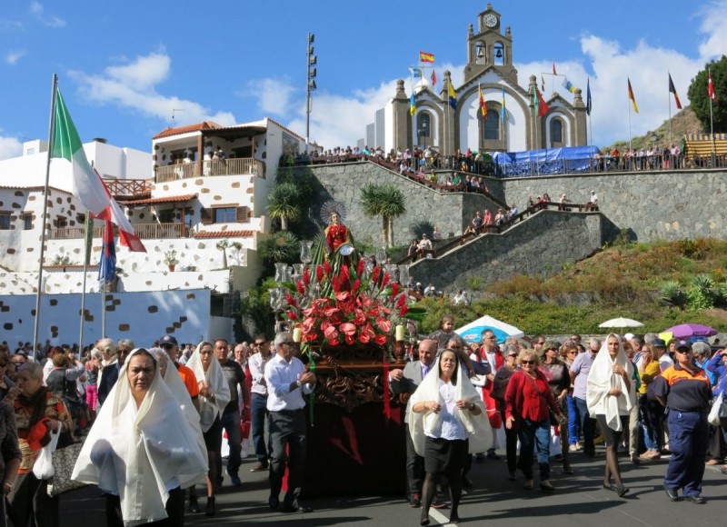 Santa Luc�a celebra su patrona con la llegada de las �Luc�as� y la feria de ganado