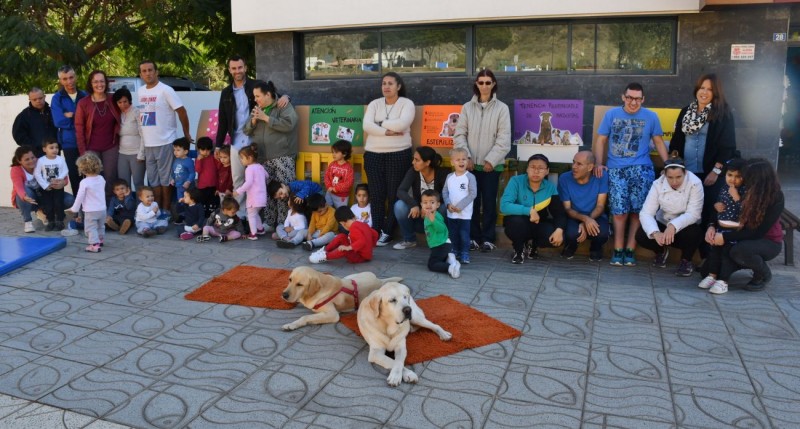 Mog�n ense�a a los m�s peque�os del municipio a cuidar a las mascotas y el entorno