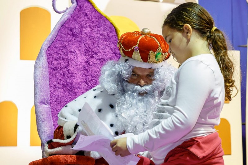 Los Reyes Magos desembarcan en Arguinegu�n ante m�s de medio millar de ni�os