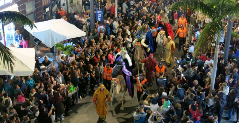 Los Reyes Magos trajeron a Vecindario la ilusi�n a miles de ni�os y ni�as