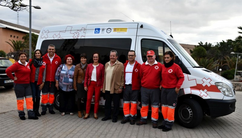 Cruz Roja Mog�n cuenta con un nuevo veh�culo de transporte adaptado para mayores 