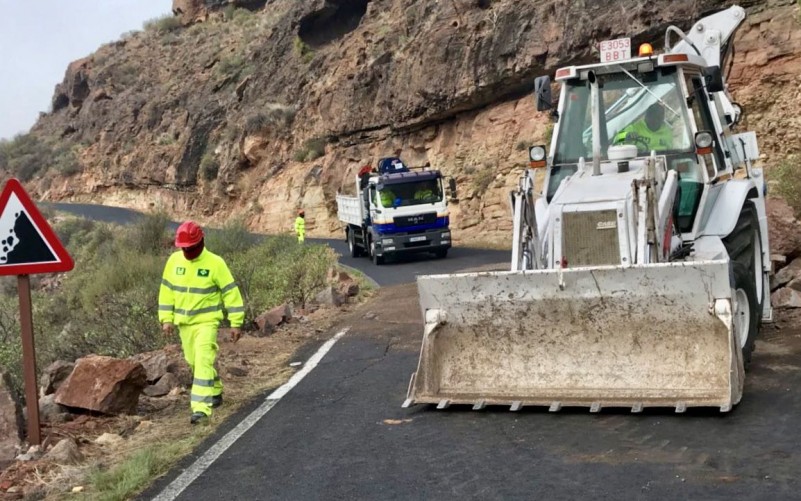 El Cabildo reabre la carretera de Las Ni�as tras retirar las piedras 