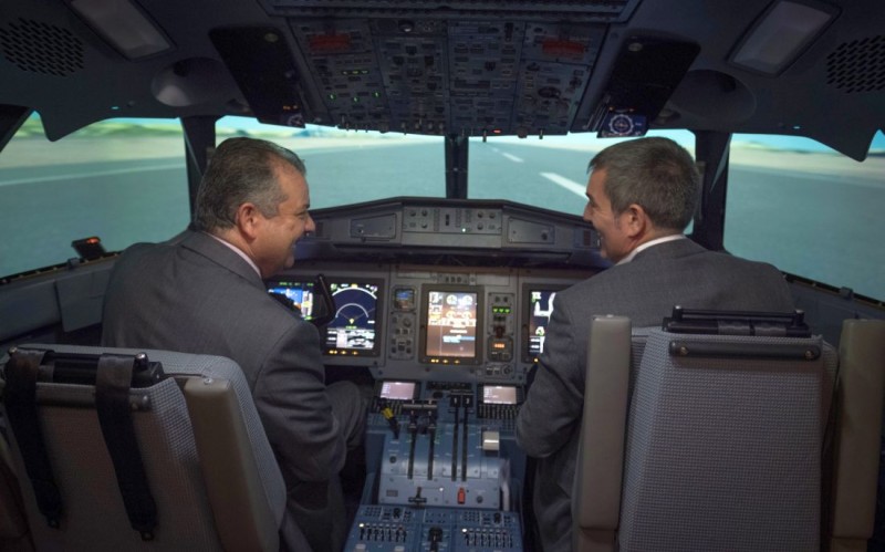 Clavijo asiste a la inauguraci�n del simulador de vuelo para aviones ATR-600 �Canarias�
