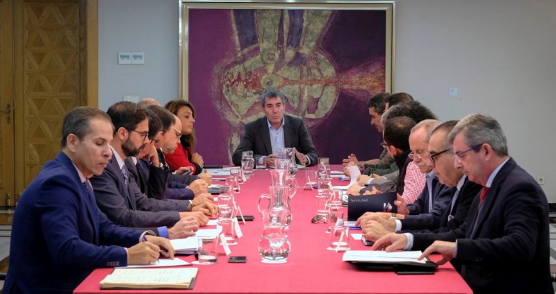 El Gobierno acuerda con sindicatos y empresariado la mejora de la protecci�n social y el empleo 