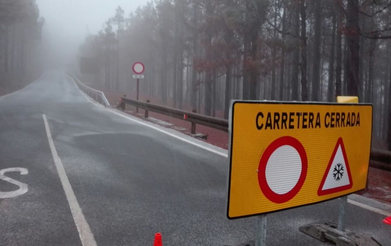 Cerrada la carretera de Cazadores en el cruce de Los Pechos por placas de hielo 