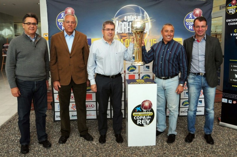 El trofeo de la Copa del Rey de Baloncesto en el Estadio de Maspalomas   