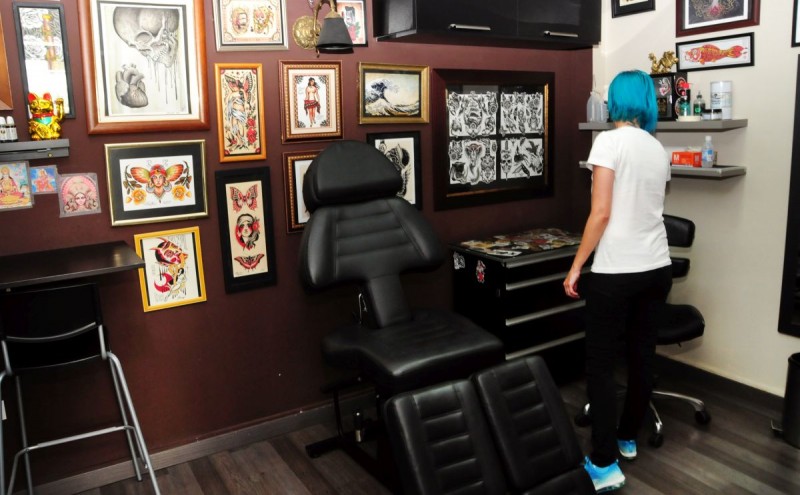 Maspalomas inspecciona y censa los  locales de tatuaje y piercings