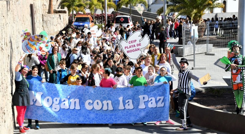 M�s de 800 ni�os y ni�as de Mog�n marcharon en conmemoraci�n por el D�a de la Paz