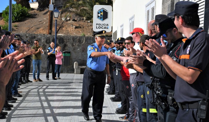 La Polic�a Local de Mog�n ampl�a su horario y homenajea a un agente con 40 a�os de servicio 