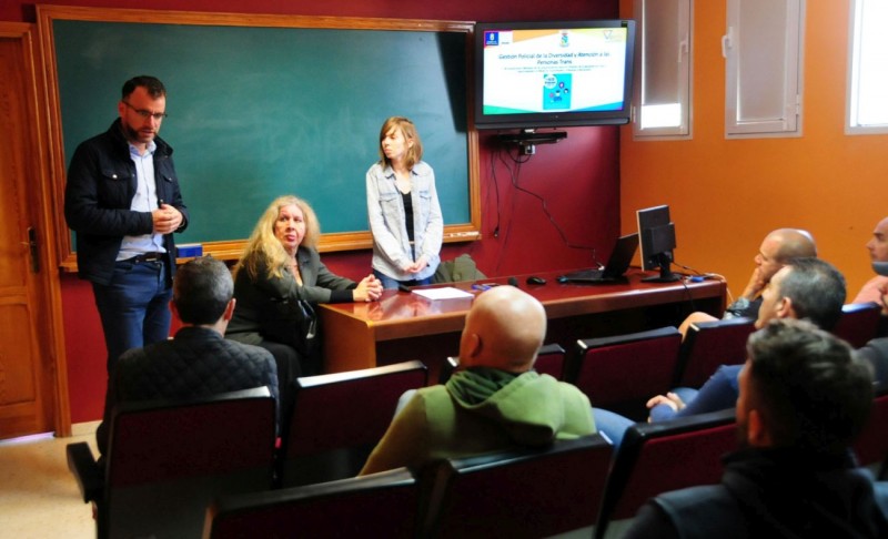 La Polic�a de Tirajana se forma en la atenci�n a personas transexuales  