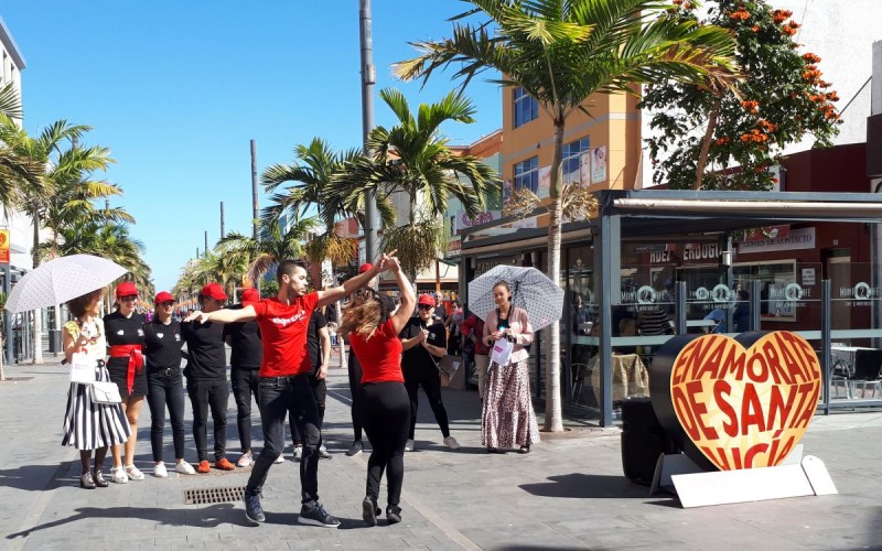 �Enam�rate de Santa Luc�a�, con un gran coraz�n en la Avenida de Canarias