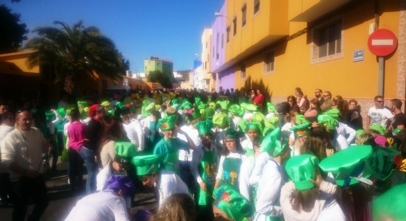 Estudiantes y vecinos llenan de color las calles de Sardina con el Carnaval Escolar