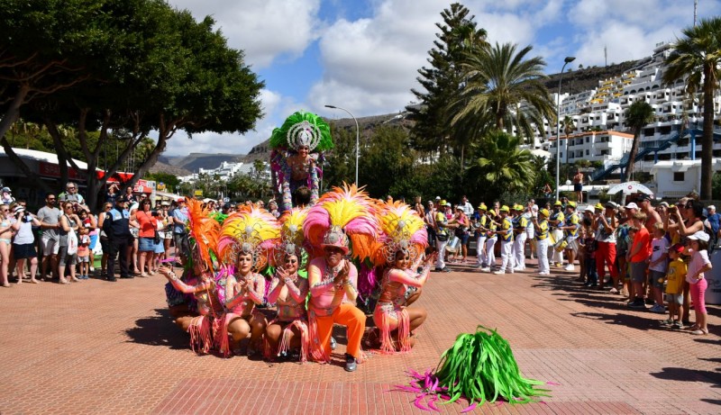 Un pasacalles invita a los turistas al Carnaval Costa Mog�n 2018