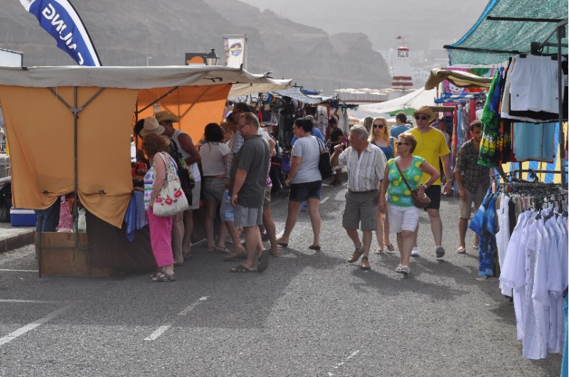 Suspendido el mercadillo de Playa Mog�n por alerta por lluvias