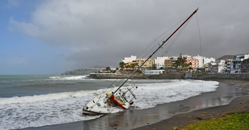 La borrasca �Emma� provoca que un velero encalle en la playa de Las Mara�uelas en Arguinegu�n