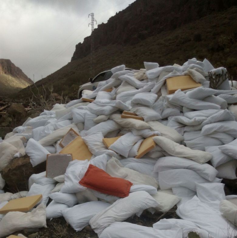 Identificado el autor del vertido ilegal de almohadas de un hotel del sur 