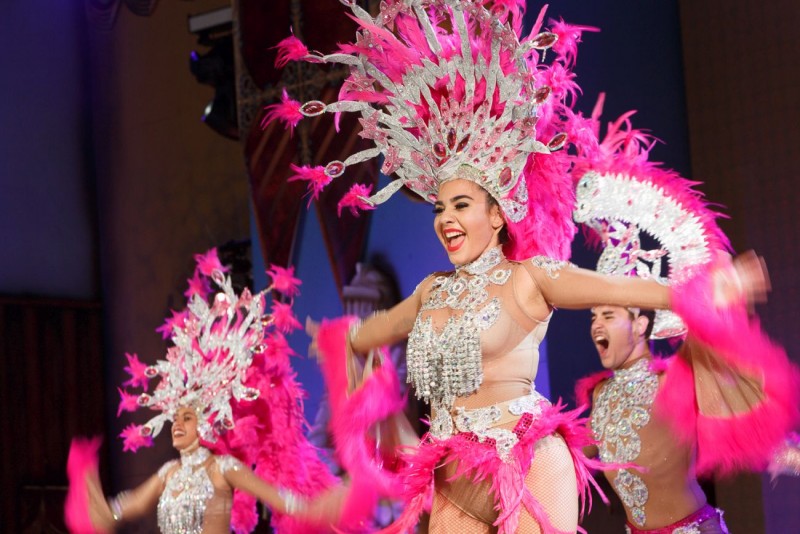 El Reinado de Maspalomas vuelve a deslumbrar sobre el escenario ante cientos de turistas