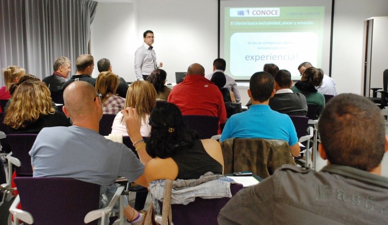 Santa Luc�a Emprende ense�a a comerciantes el marketing on y off line en la empresa