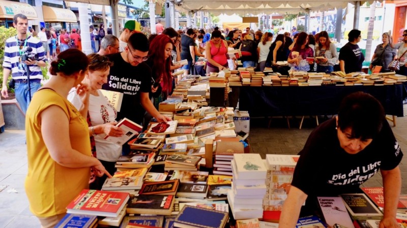 La VI Feria del Libro Solidario del ESPAL, que intercambia ejemplares por comida