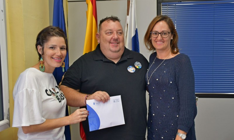 Mog�n dona los 640 euros recaudados en la Caminata Solidaria al Colectivo Gam�