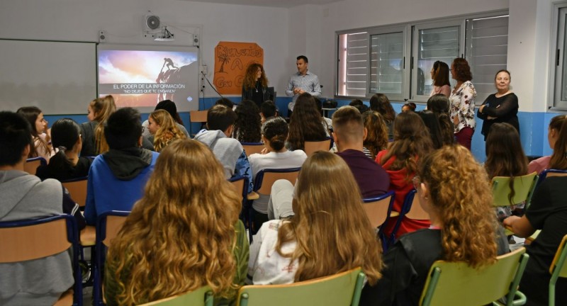 La DJ Sof�a Cristo conciencia a los j�venes de Mog�n sobre el consumo de drogas 