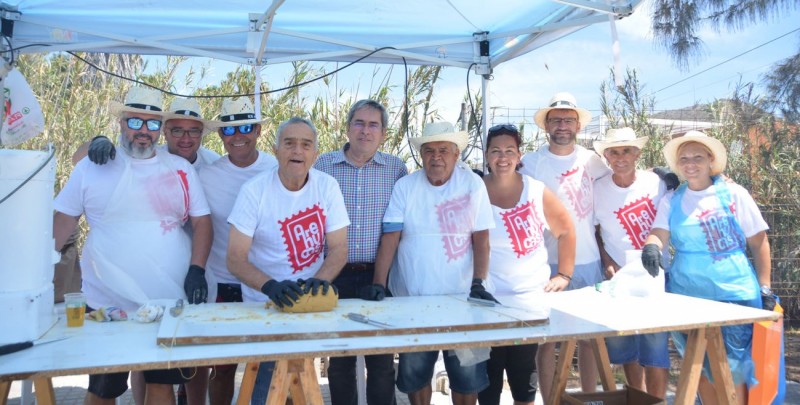 El tradicional asadero de caballas re�ne a 2.500 vecinos en El Pajar