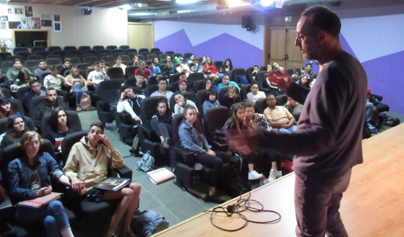 Jos� Naranjo acerca a los estudiantes su experiencia en �frica con EducaESPAL