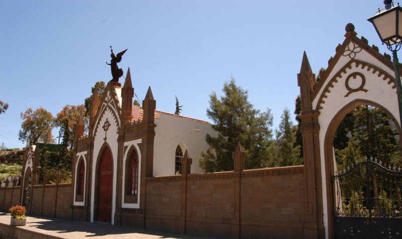 El Ayuntamiento arregla  las goteras de la capilla  del Cementerio de Tunte