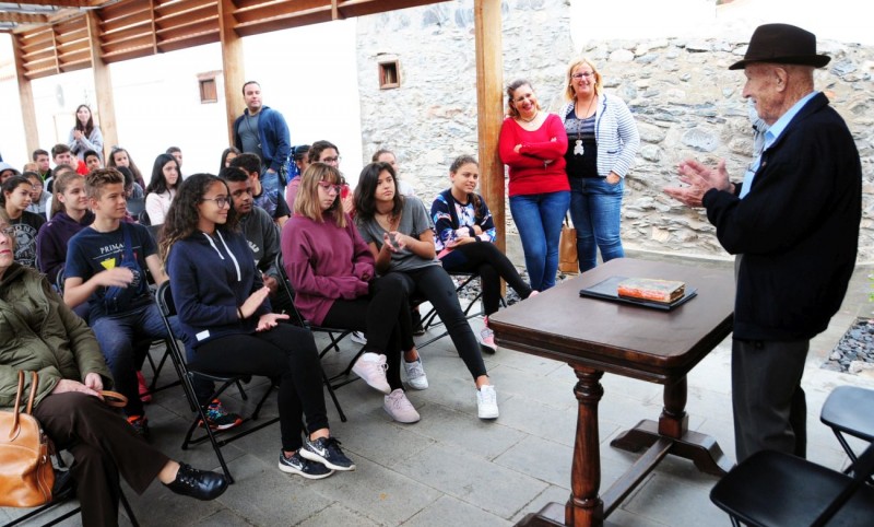 Relatos del poeta Jos� Medina a 57 alumnos del IES Amurga 