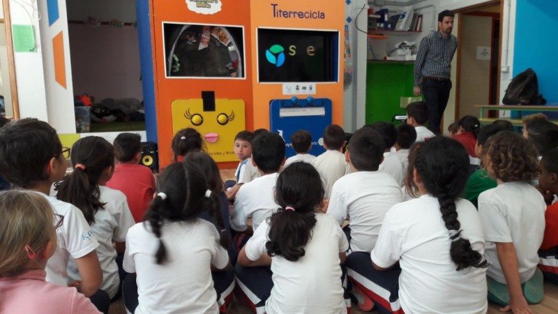 Escolares de Santa Luc�a aprenden con teatro t�cnicas de reciclaje 