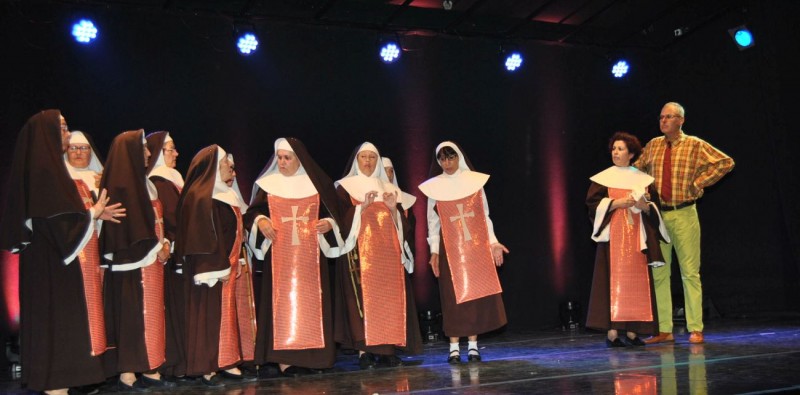 Una Cuadrilla de 11 mujeres convierte el Centro Cultural  El Tablero en un convento