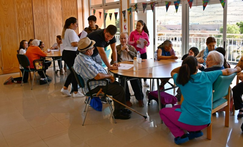 Los alumnos del IES Arguinegu�n aprenden y acompa�an a mayores de Mog�n