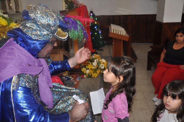 El Ayuntamiento Tirajanero y la Iglesia del Castillo reparten juguetes a  200 ni�@s