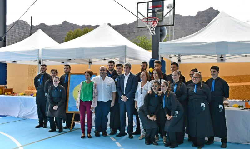Fernando Clavijo y Onalia Bueno inauguran la cubierta de la cancha deportiva del CEO Mog�n