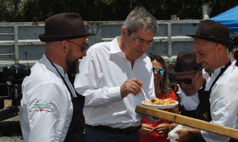 Paella gigante con speaker y parranda en El Tablero
