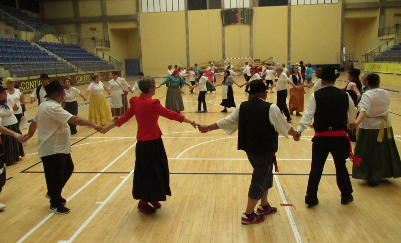 Medio centenar de mayores disfrutan con los bailes tradicionales canarios 