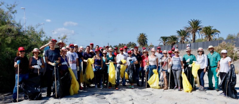 Trabajadores de RIU Hotels Gran Canaria realizan una limpieza de basura en Maspalomas