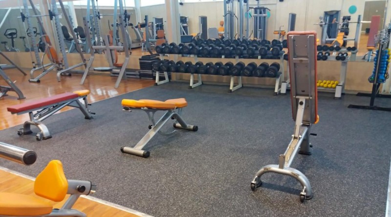 El Ayuntamiento renueva el equipamiento del gimnasio municipal de Playa de Mog�n