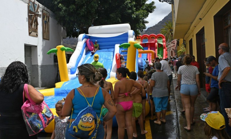 El Festival del Agua Mog�n H2O llena las calles del casco de atracciones acu�ticas