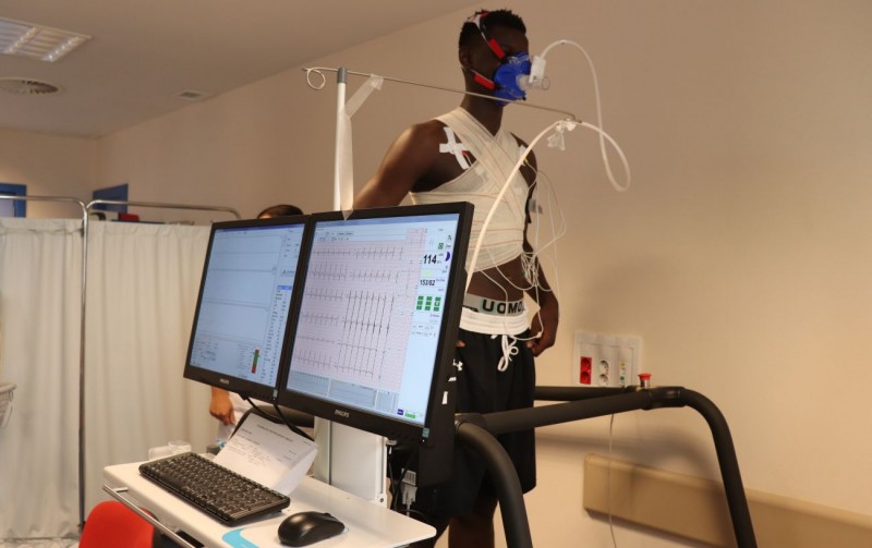 Jugadores del Canterbury pasan reconocimiento en Hospitales San Roque en Maspalomas