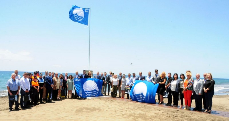 Maspalomas entrega las banderas azules a las playas de Canarias