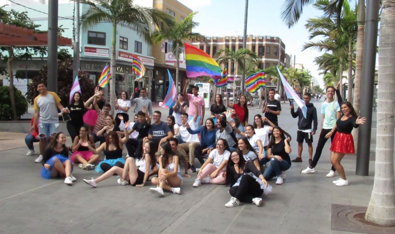 Estudiantes de Santa Luc�a graban un v�deo contra la homofobia en la zona peatonal