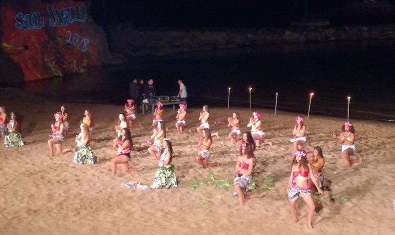Playa de Mog�n se ilumina en la noche de San Juan