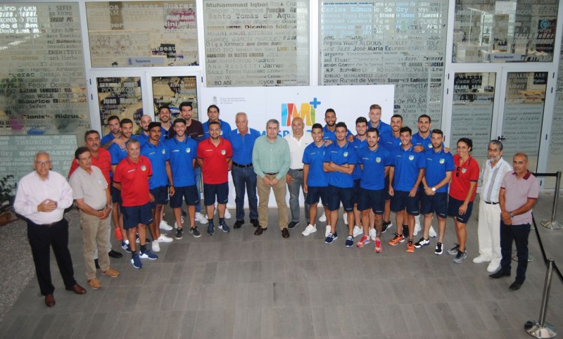 La UD San Fernando recibe la felicitaci�n municipal por la trayectoria 