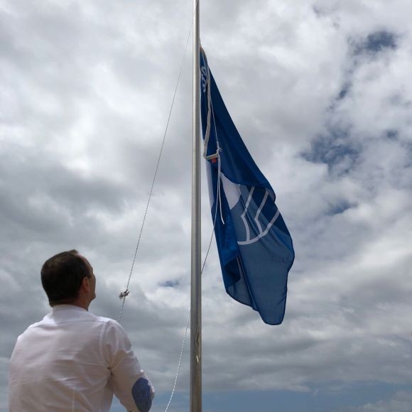 La Playa de Arinaga iza por segundo a�o consecutivo su bandera azul